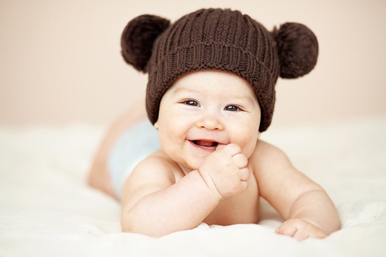 Hvornår begynder baby at smile?