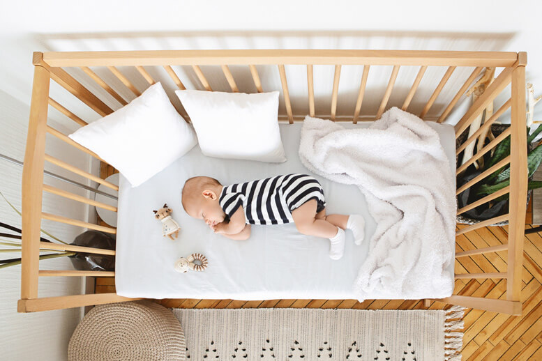 Hvornår skal en baby begynde at sove på eget værelse?
