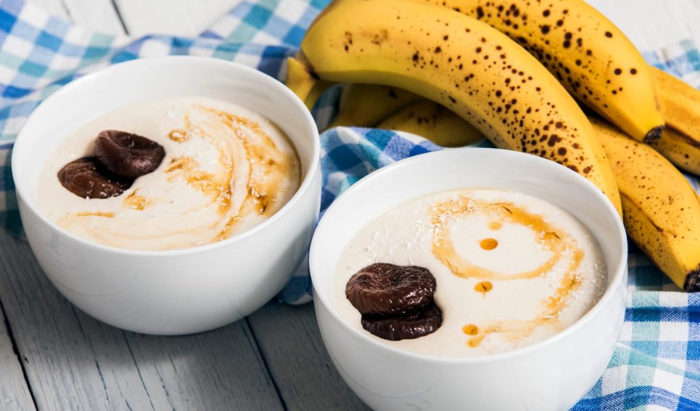 Moset banan i en lille skål med ske