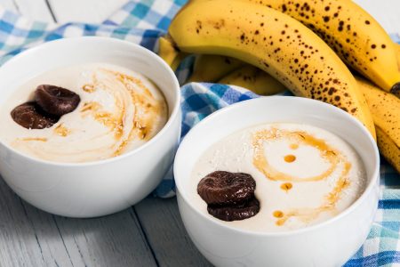 Moset banan i en lille skål med ske