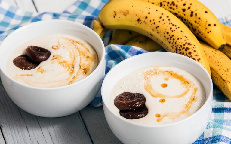 Moset banan i en lille skål med ske