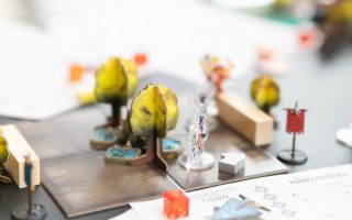 Brætspil med brikker og terninger opstillet på et bord