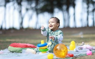 Glad baby på et tæppe