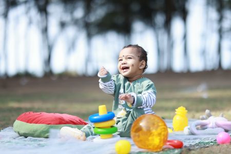 Glad baby på et tæppe