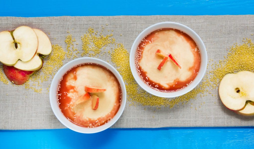 Skål grød med ske klar til morgenmad