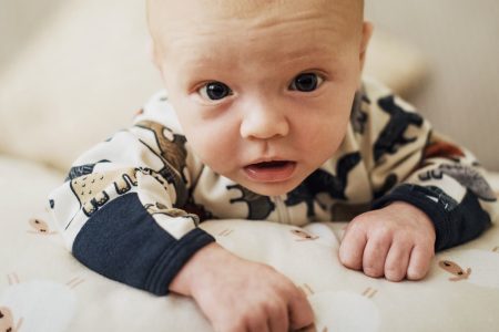 Nærbillede af et lille barns øjne
