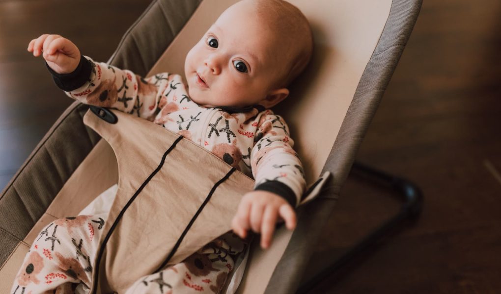 Skråstol til baby stillet på gulvet