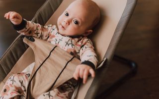 Skråstol til baby stillet på gulvet