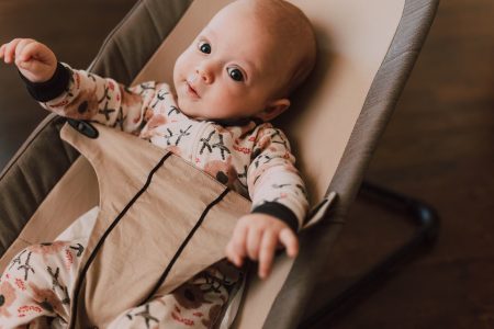 Skråstol til baby stillet på gulvet