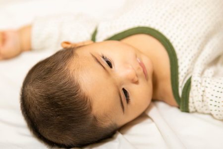 Smilende baby der ligger ned