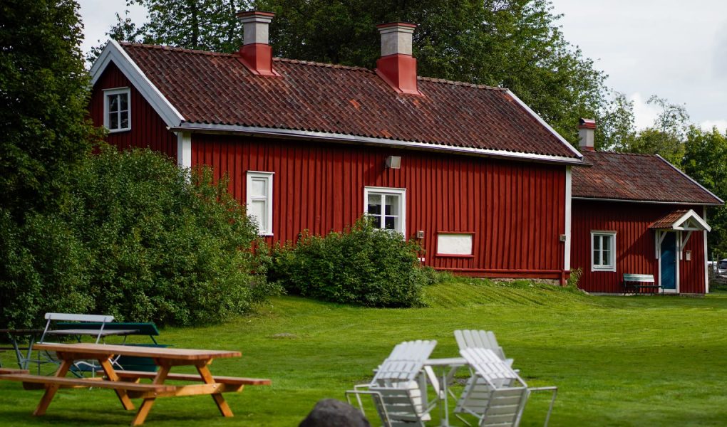Træsommerhus med have og terrasse en sommerdag
