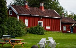 Træsommerhus med have og terrasse en sommerdag