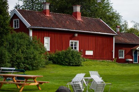 Træsommerhus med have og terrasse en sommerdag
