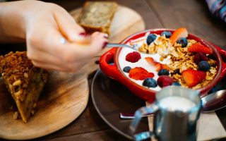 Skål yoghurt med bær og en ske