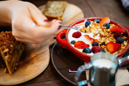 Skål yoghurt med bær og en ske